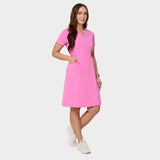 Sukienka medyczna KATE w różowym kolorze Disco Pink o kopertowym kroju.