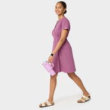 Modelka w sukience medycznej Kate w kolorze Berry Crush – nowoczesny, taliowany krój z krótkim rękawem i kieszeniami, idealna do pracy w placówkach medycznych.