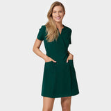 Detale wiązanej sukienki medycznej damskiej KATE w kolorze butelkowej zieleni Moss Green